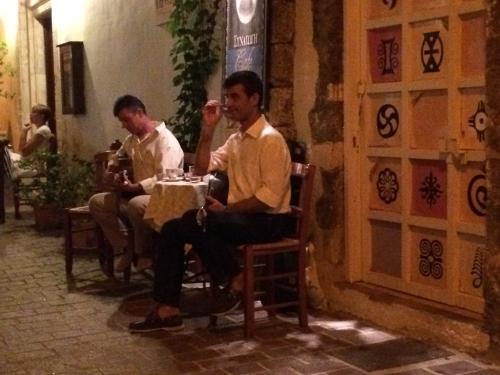 20140623-Buzukiști de tavernă în Chania (1)